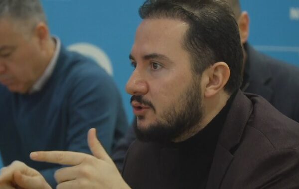 Votëbesimi për Berishën, Salianji publikon foto