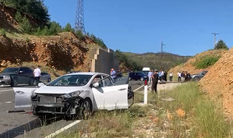 dhe katër të
