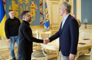 Zelenskyy takon drejtorin e Palantir  ndërsa Ukraina zgjeron përdorimin e inteligjencës artificiale në luftë