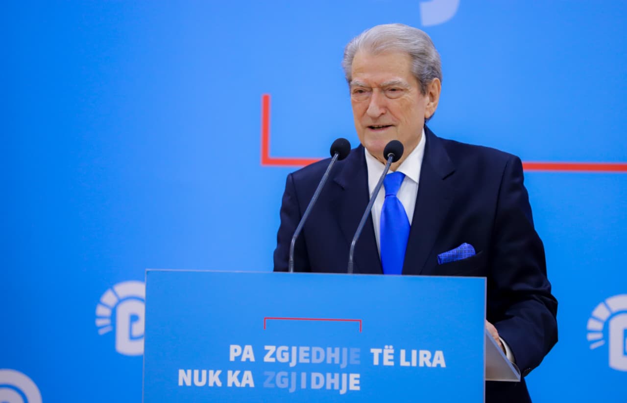 Dendias në Tiranë për çështjen e detit  Berisha mbron marrëveshjen e tij me Greqinë  Fitonim të dyja palët