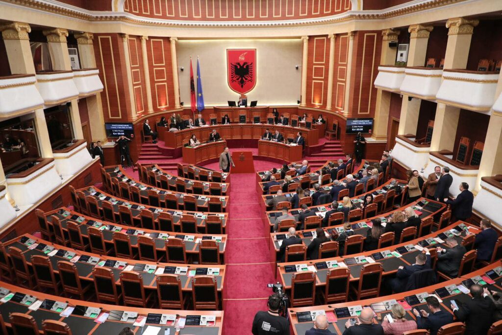 Votohen me konsensus mes PS dhe PD ndryshimet në Rregulloren e Kuvendit  Jo seanca pas orës 22 00