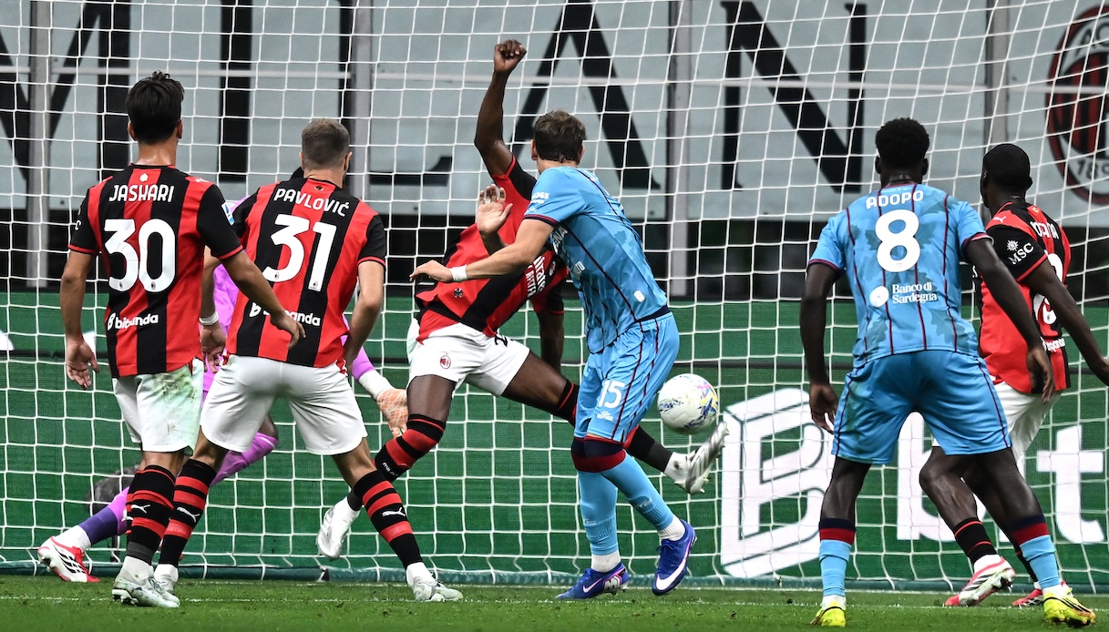 Cagliari dërgon Milanin në Europa League  Roma e Como në Champions