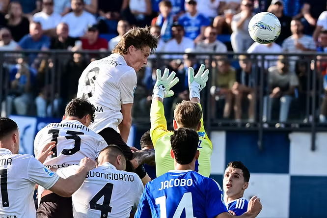 Napoli ndalet nga Como  Interi një pikë larg titullit