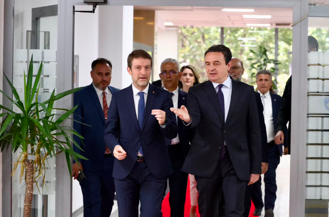 Ministri Hoxha pas takimit me Kurtin  Diskutuam çuarjen përpara të projekteve me rëndësi strategjike dhe kombëtare