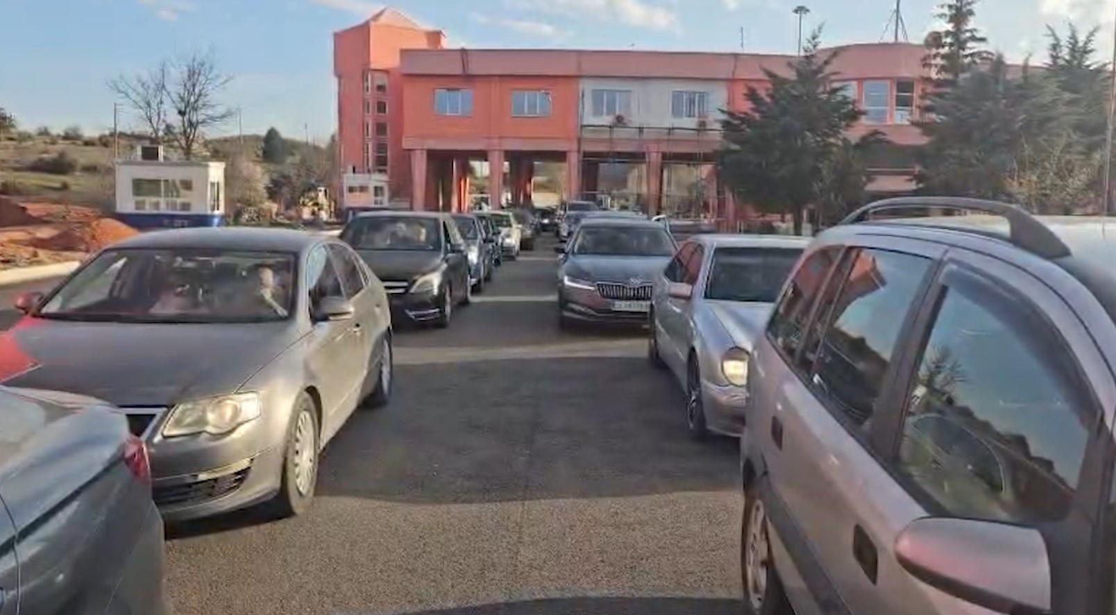 Radhët në kufi  hall  për Pogradecin në çelje të sezonit turistik në 6 qershor