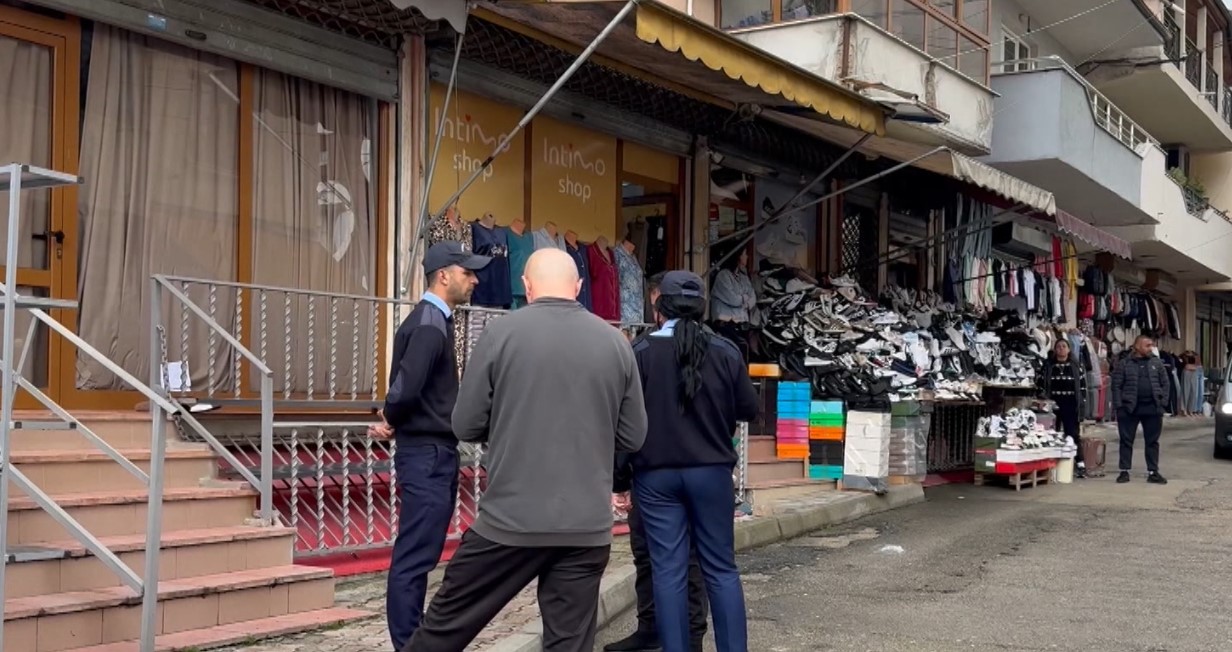 Gjobat e Bashkisë për hapësirat publike  tregtarët në Korçë mbyllin aktivitetin e tyre në shenjë proteste