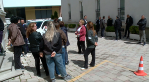  Vendosni tenda të reja me lekët tuaja   Tregtarët në protestë para bashkisë Korçë  E papërballueshme për ne