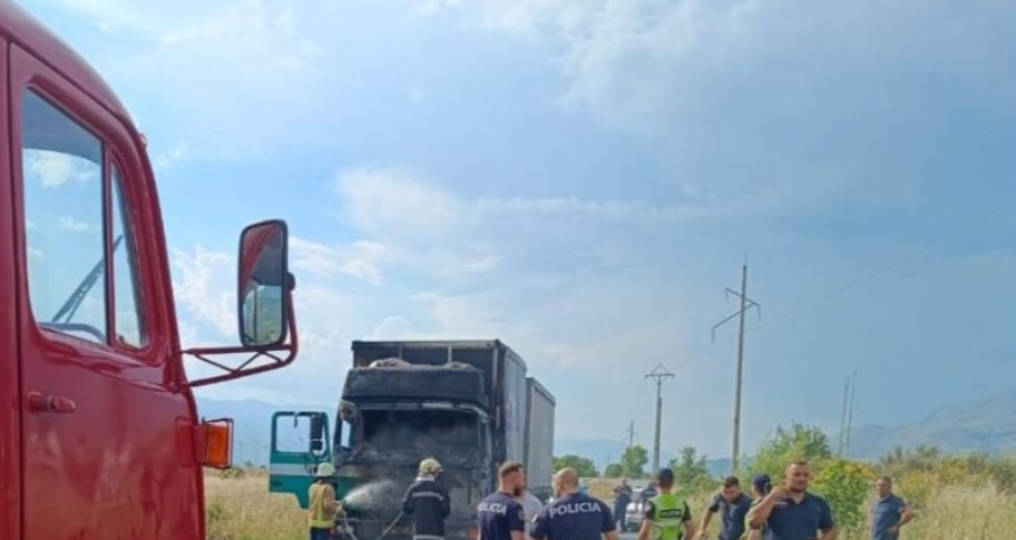 Përfshihet nga zjarri kamioni i transportit të mallrave në Kakavijë