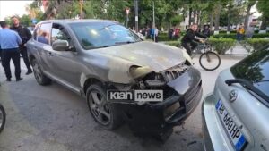  Porsche  bën namin në qendër të Fierit  përplas makinat e parkuara  Shoferi tenton të heqë targën dhe 