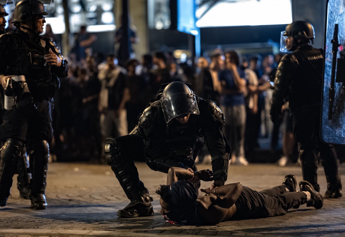 Përleshjet e dhunshme pas fitores së Ligës së Kampionëve  policia franceze arreston 780 tifozë