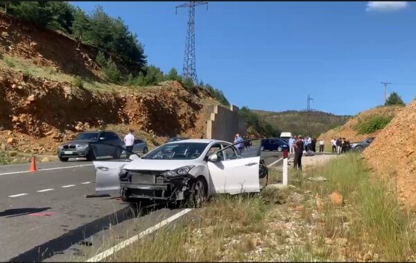 Makinat 'copash' në rrugën Bulqizë-Klos, një
