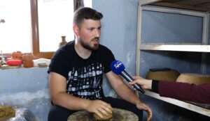 Babë e bir që bëjnë art me baltën  Punimet i bëj me sy mbyllur  4 vjeç bërë punimin e parë