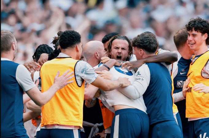 PL mbyll siparin  Arsenal nis festën  Guardiola e mbyll me lot  Tottenham shpëton  Sunderland shkruan historinë