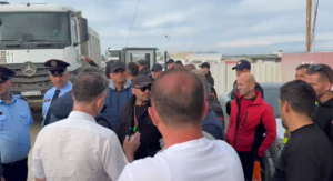 Tensione në Aeroportin e Vlorës  përplasje mes përfaqësuesve të dy kompanive