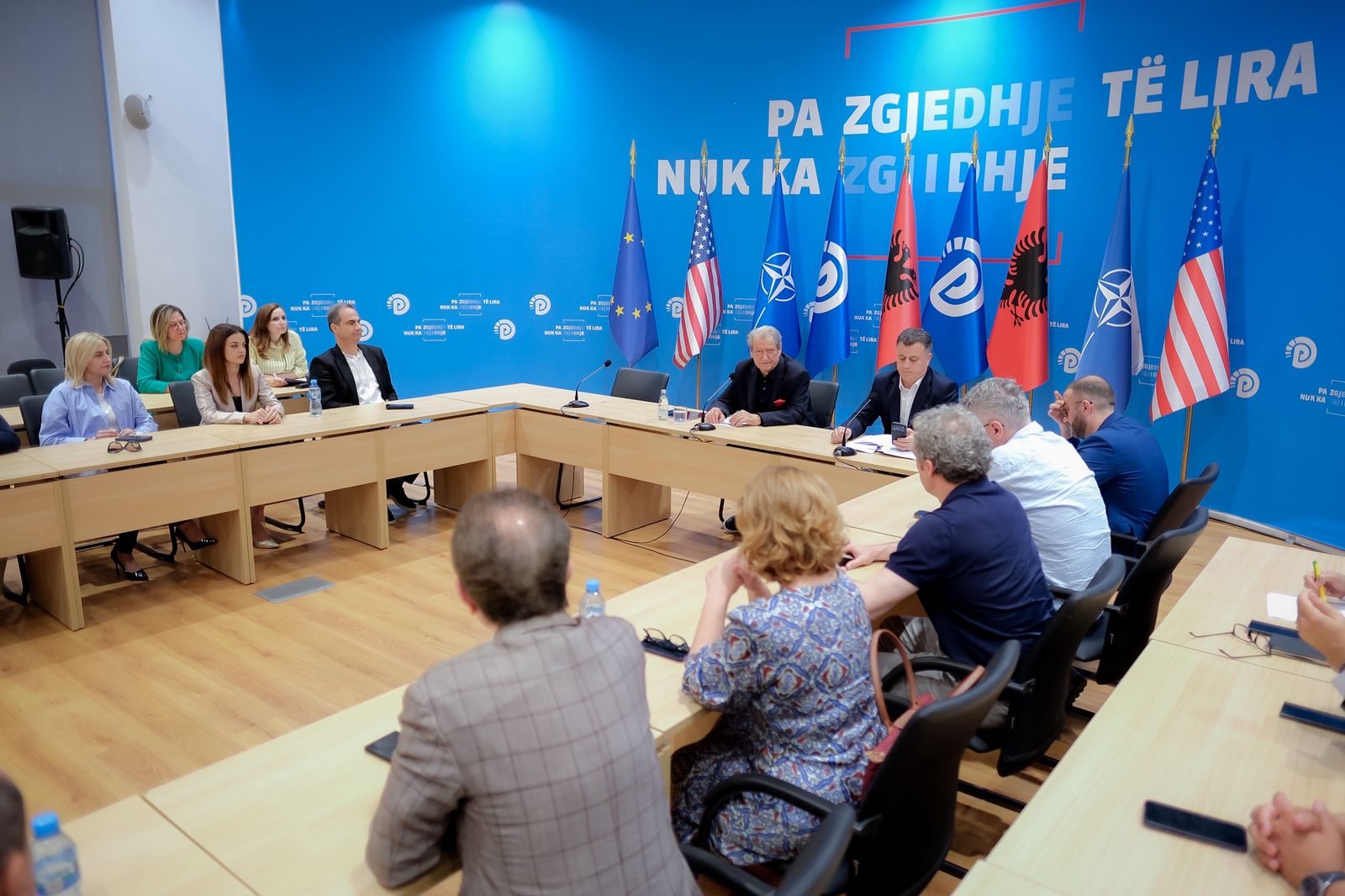 PD miraton ndryshimet në statut  Shtyhet votimi për kandidatët në Këshillin Kombëtar