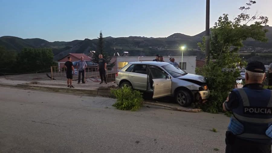 Aksident në Gramsh  makina del nga rruga dhe përfundon në trotuar  Rrezikohen kalimtarët