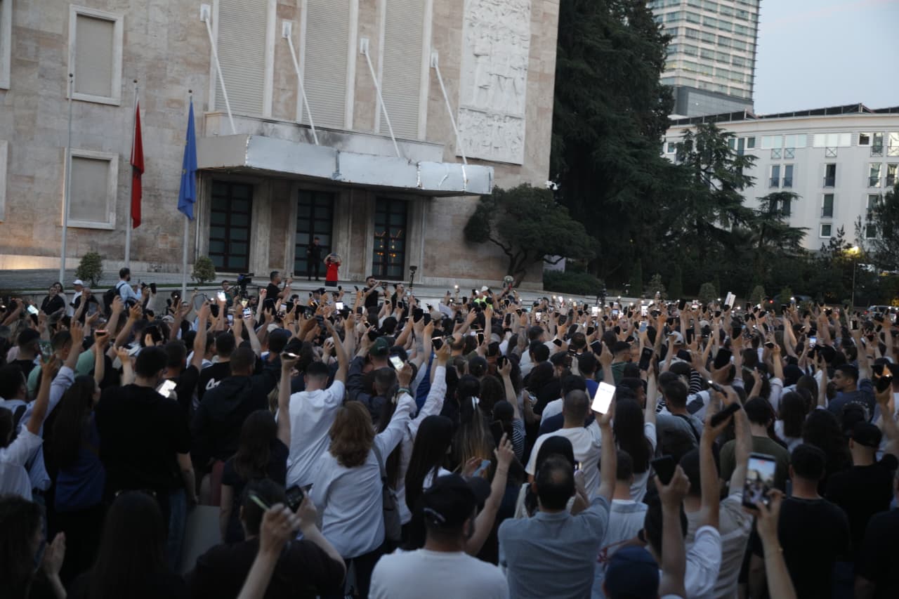 Nga Drejtoria e Policisë  te Ministria e Brendshme dhe Kryeministria  Qytetarët marshim pas dhunimit të protestuesve në Zvërnec