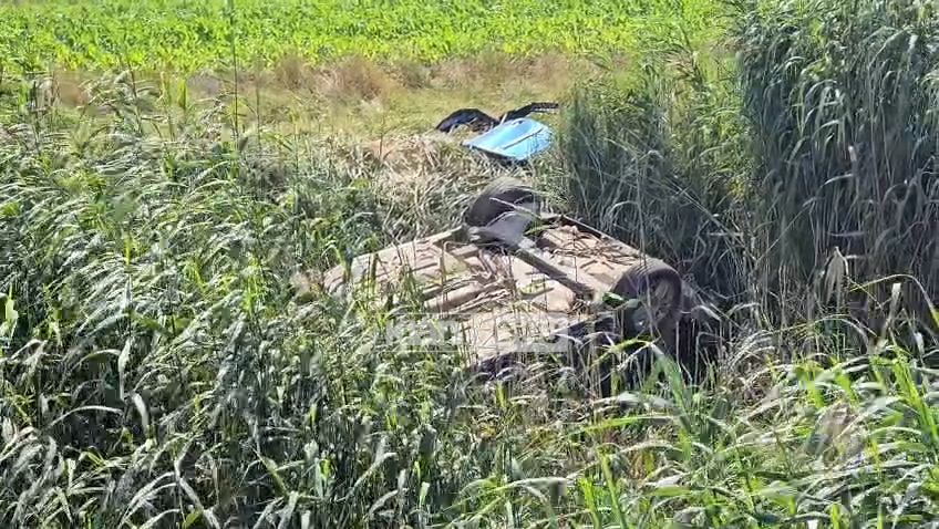 Makina del nga rruga dhe përfundon në kanal  vdes shoferi