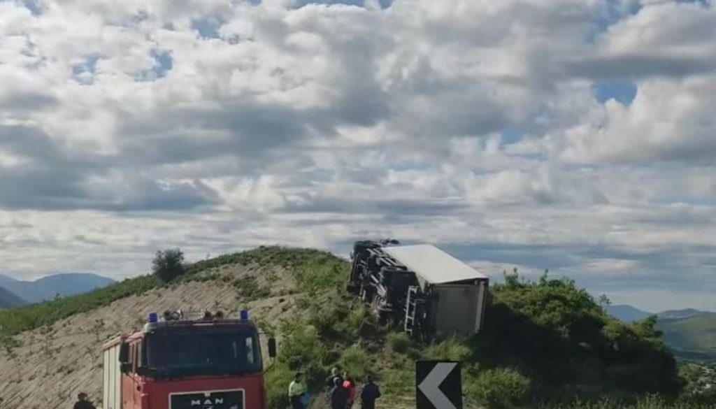 Aksident në Kardhiq Delvinë  trajleri del nga rruga dhe përfundon në kodër  VIDEO 