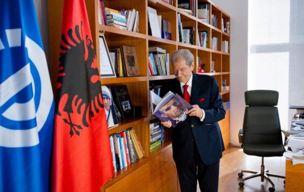 në krye të