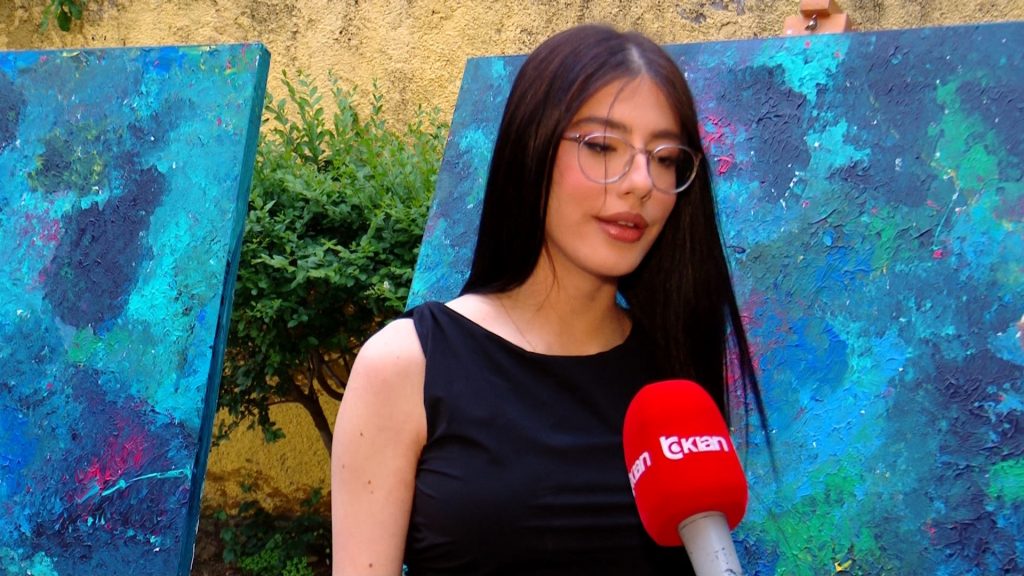 Ambla Klosi ekspoziton në Tiranë  tablo që pasqyrojnë përditshmërinë me ngjyra