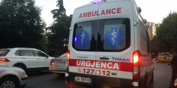 Përplasen dy automjete në Tiranë  lëndohen shoferja dhe 6 fëmijët që po udhëtonin me të