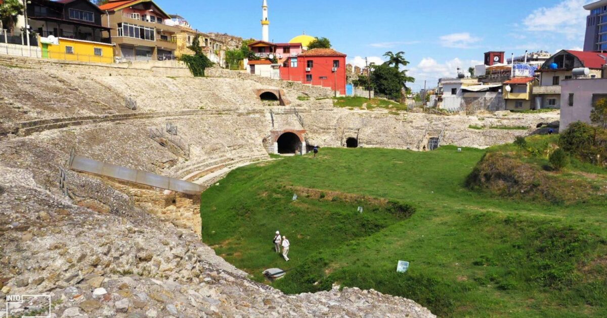 Nga Amfiteatri te Forumi Bizantin, mbi