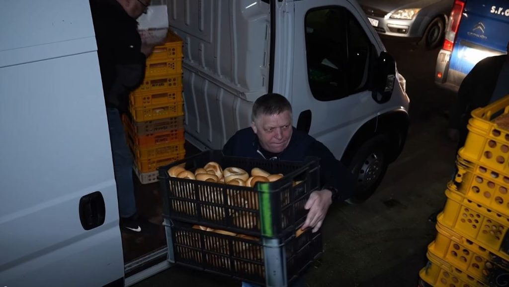 Kryeministri sllovak bën turnin e natës në një furrë buke në shenjë solidariteti me punëtorët  VIDEO 