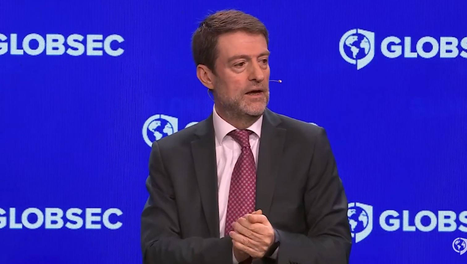 Hoxha në Pragë për Konferencën Ndërqeveritare