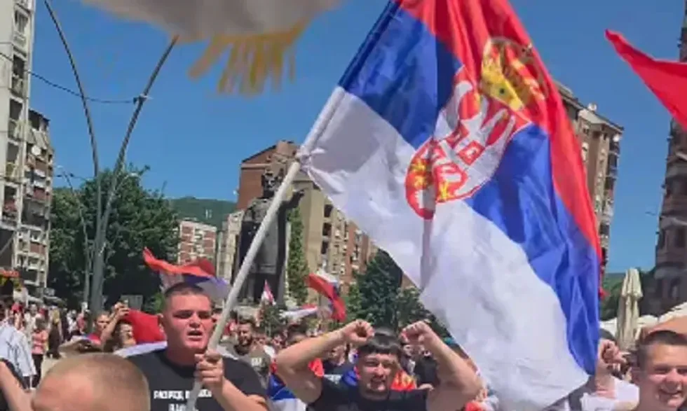 Maturantët serbë në Mitrovicë dëgjohen duke thirrur  Kosova është zemër e Serbisë 