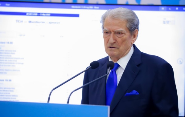 Berisha “demaskon” mediat: Ja sa kohë