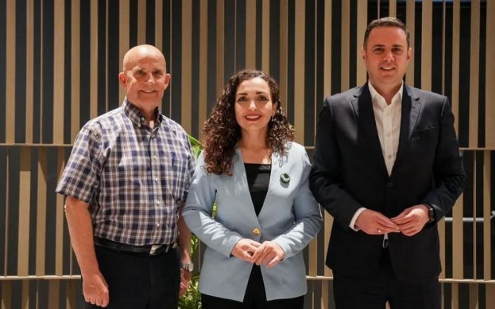 Kongresisti amerikan takon Osmanin e Abdixhikun në fillim të vizitës