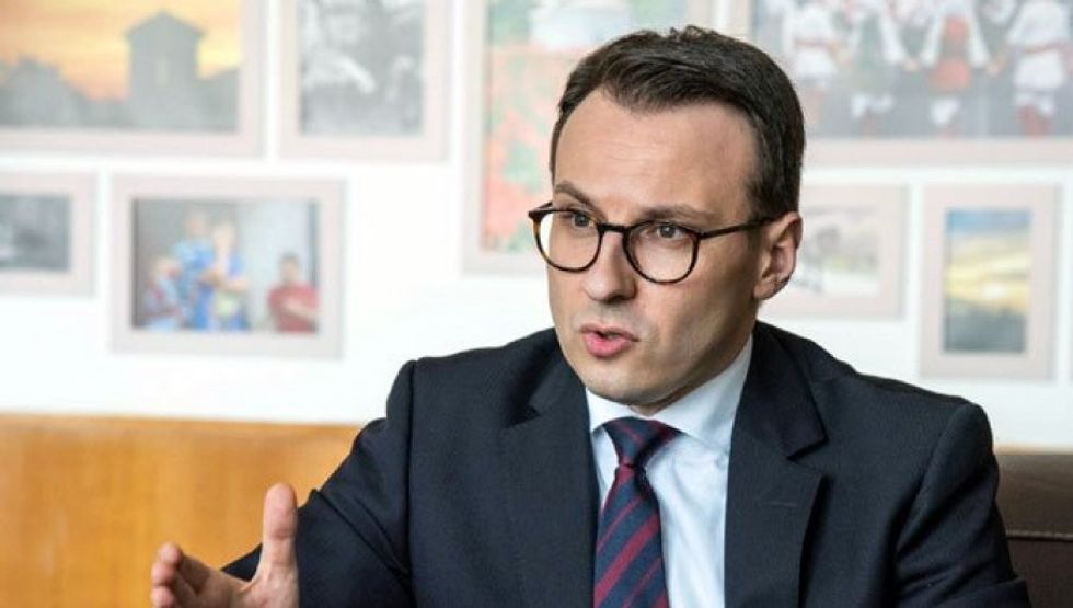 Petkoviq sulmon Kurtin pasi institucionet e Kosovës morën nën kontroll stacionet hekurudhore  u bën thirrje serbëve të rreshtohen  nën një bajrak 
