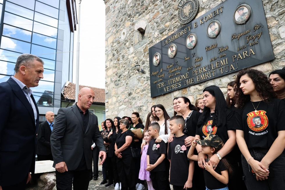 Haradinaj nderon dëshmorët dhe martirët e Deçanit  Burim i patriotëve ndër breza dhe i sakrificës për liri