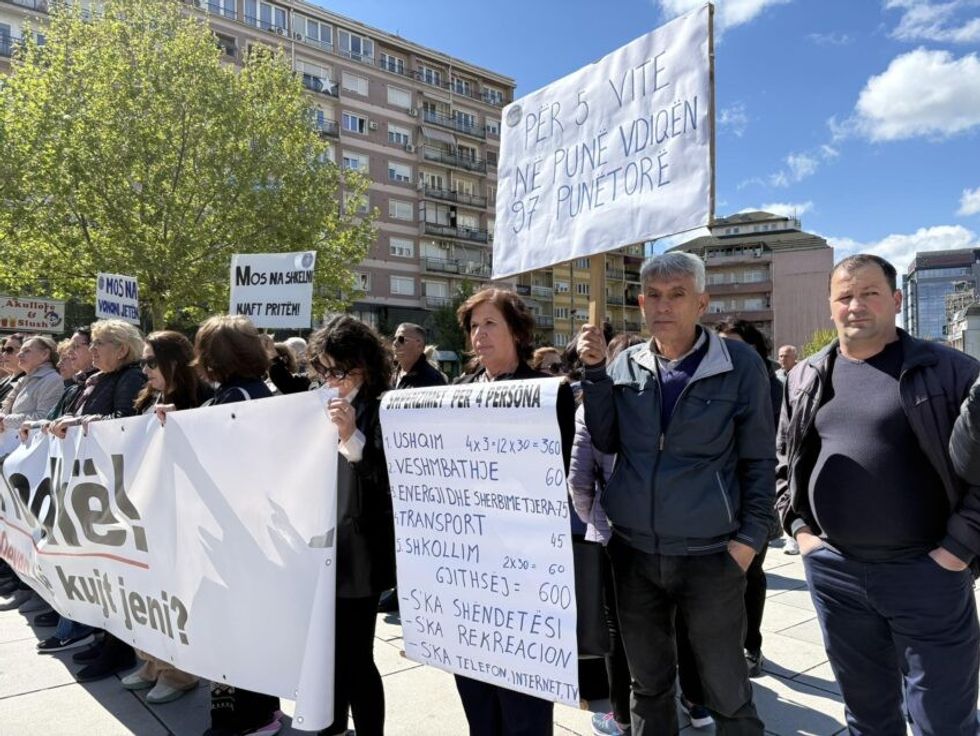  Jemi lodhë  Parlament   Qeveri të kujt jeni    nis protesta e punëtorëve të sektorit privat