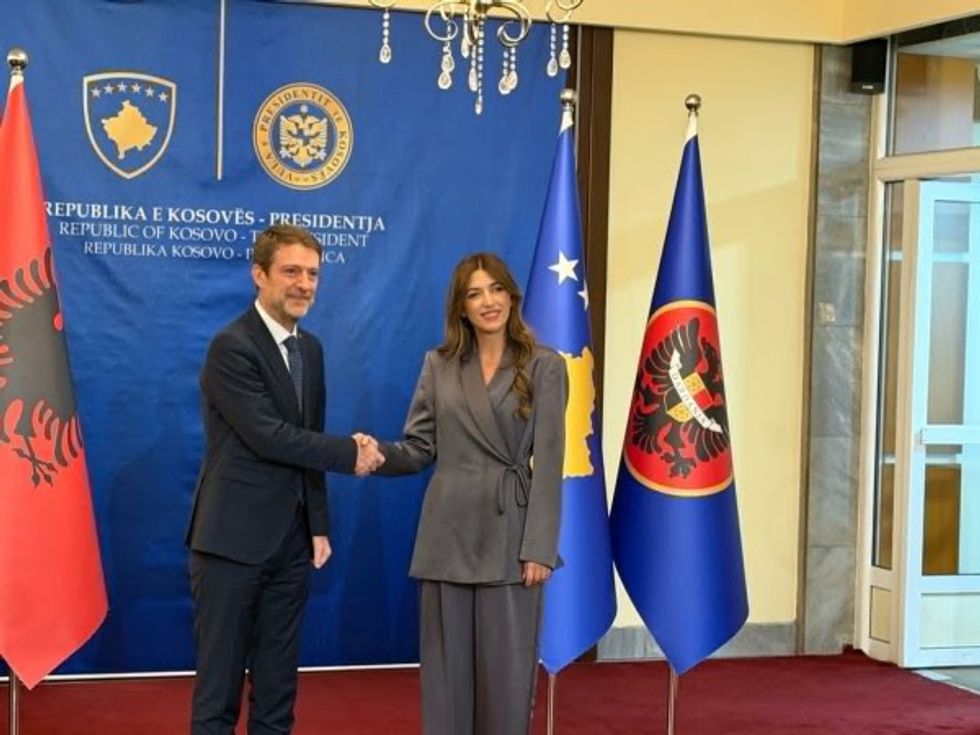 Haxhiu pret në takim ministrin e jashtëm të Shqipërisë