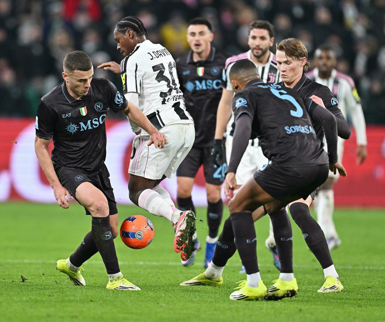 Mirupafshim Juventus  Napoli nis bisedimet me yllin e bardheiznjve  Newcastle  Atletico dhe Bayern po ashtu e kanë në listë emrin e tij