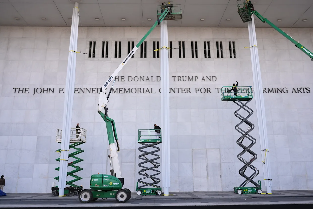 Goditje për Trump  Gjykata urdheron te hiqet emri i Trump nga  Kennedy Center 