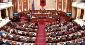  Jemi prekur të gjithë   Kuvendi mban një minutë heshtje për tragjedinë e Durrësit