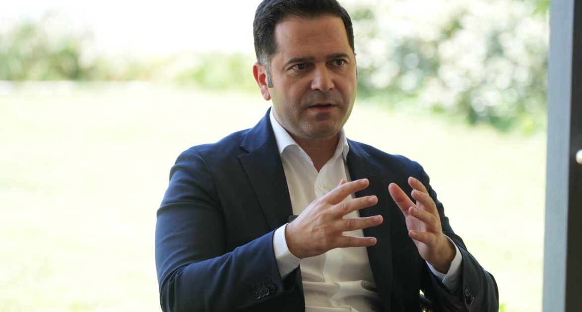 në linjë me kërkesat e