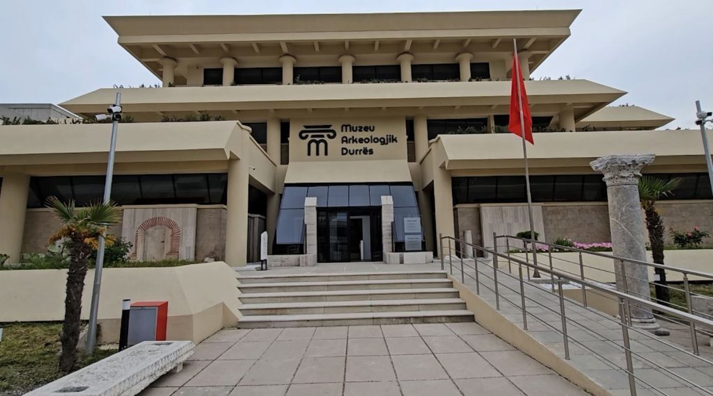 Muzeu Arkeologjik i Durrësit riorganizohet në tre kate me hapësira interaktive dhe ekspozita të përkohshme