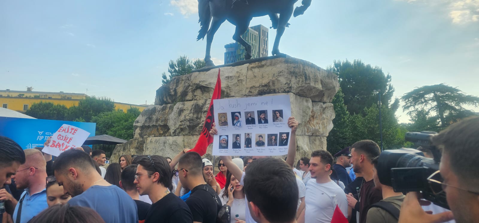  Shqiptaria është me Shkupin    protestë në Tiranë në mbështetje të studentëve në RMV
