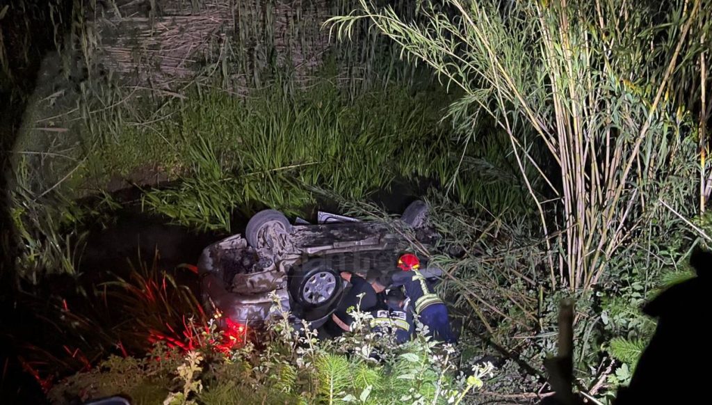 Lezhë  Automjet del nga rruga dhe përmbyset në kanal  drejtuesi dërgohet në spital