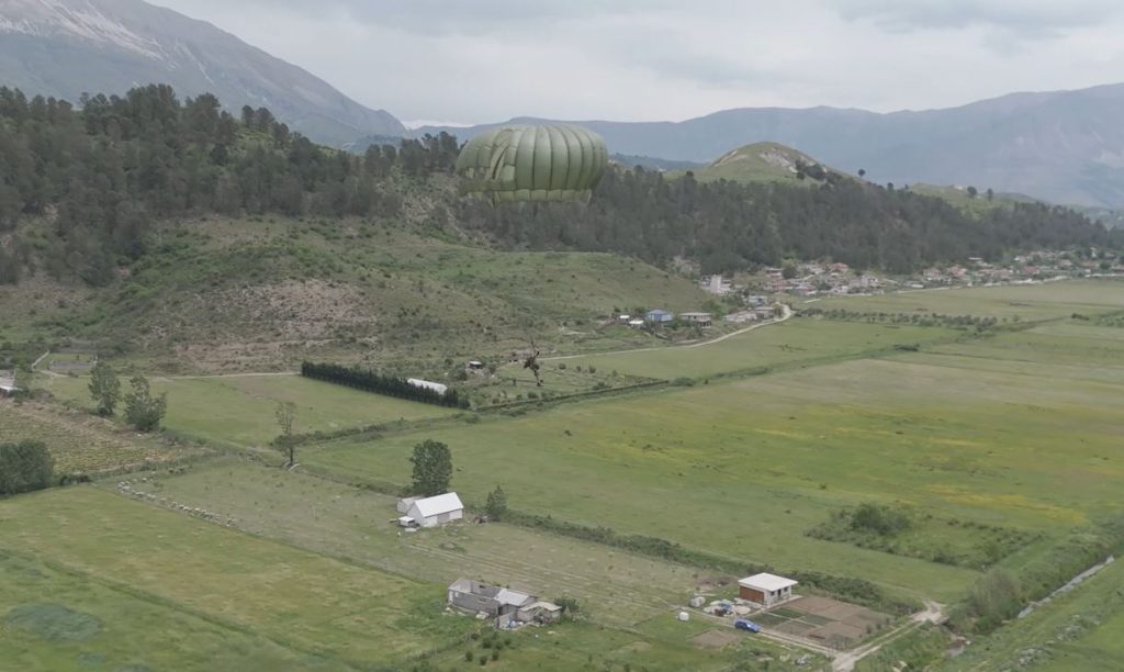 Gjirokastër  50 parashutistë nga Italia çelin sezonin turistik në aerodromin e qytetit të gurtë
