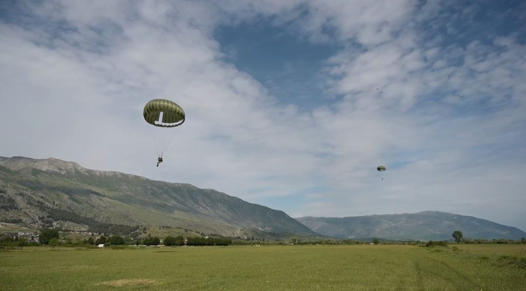 50 parashutistë italianë hapin sezonin e sporteve ajrore në Gjirokastër