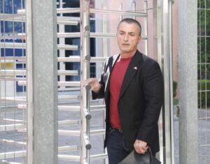 Rreth dy orë në ambientet e prokurorisë  Tërmet Peçi del nga SPAK  gazetarët e pyesin për përplasjen me Ramën