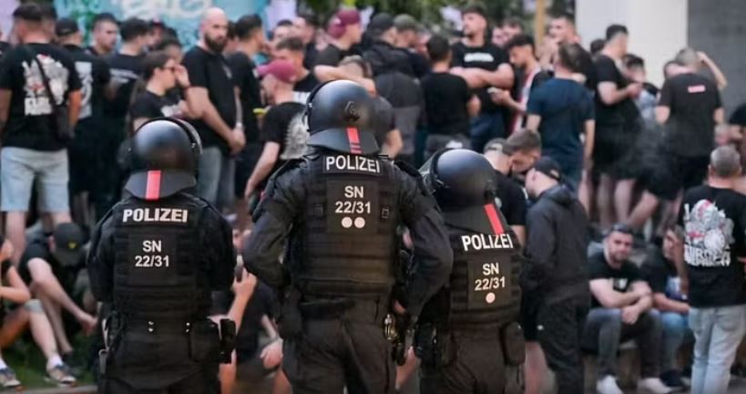 Përleshje mes tifozëve në Gjermani para finales së Conference League  dy policë të plagosur