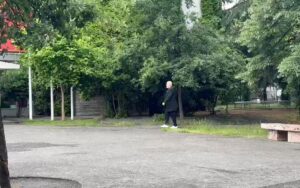 Rama mbledh drejtuesit politikë në selinë e PS