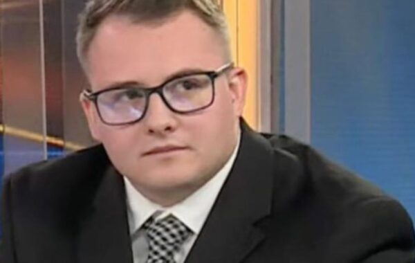 Tranzicion pa prag apo demokraci me prag?