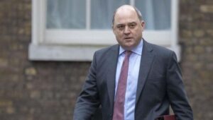 Rusia fut ish ministrin britanik të mbrojtjes në listën e personave në kërkim